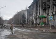 Un soldato ucraino pattuglia le strade di Bakhmut