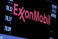 Il logo Exxon Mobil su uno schermo presso la Borsa di New York