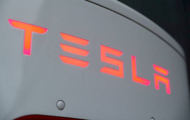 Il logo Tesla presso una stazione di ricarica