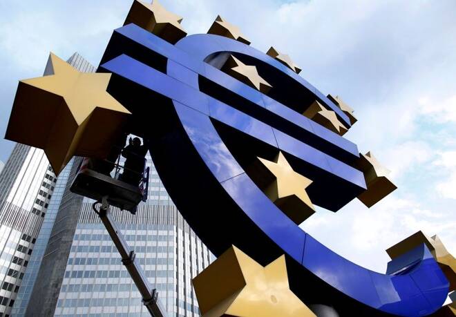 Il logo dell'euro davanti alla sede della Banca centrale europea (Bce) a Francoforte sul Meno
