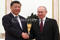 Il presidente russo President Vladimir Putin stringe la mano del suo omologo cinese Xi Jinping