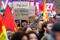 Manifestanti protestano per il sesto giorno consecutivo contro la riforma delle pensioni proposta dal governo Macron, in Francia