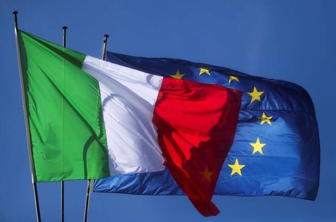 Una bandiera italiana e una bandiera dell'Unione europea a Roma