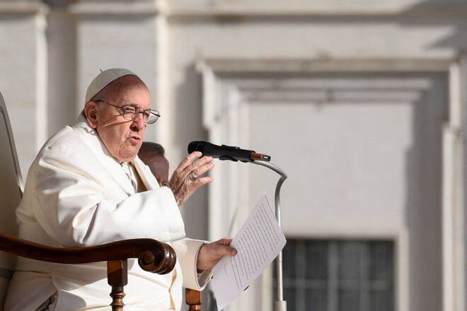 Papa Francesco parla durante l'udienza generale in Piazza San Pietro