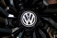 Il logo della casa automobilistica tedesca Volkswagen è visibile su un cerchione in uno showroom di un concessionario Volkswagen a Bruxelles