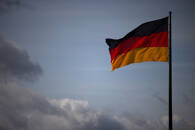 La bandiera nazionale tedesca a Berlino, in Germania