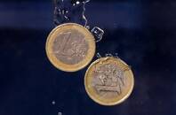 Due monete da un euro immerse in acqua