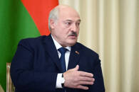 Il presidente bielorusso Alexander Lukashenko parla con il presidente russo Vladimir Putin durante un incontro nella residenza di Stato di Novo-Ogaryovo, Mosca
