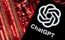 Uno smartphone con il logo di ChatGPT