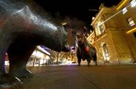 Monumento con le statue del toro e dell'orso davanti alla borsa tedesca a Francoforte