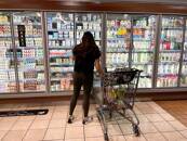 Una donna fa la spesa in un supermercato a Los Angeles