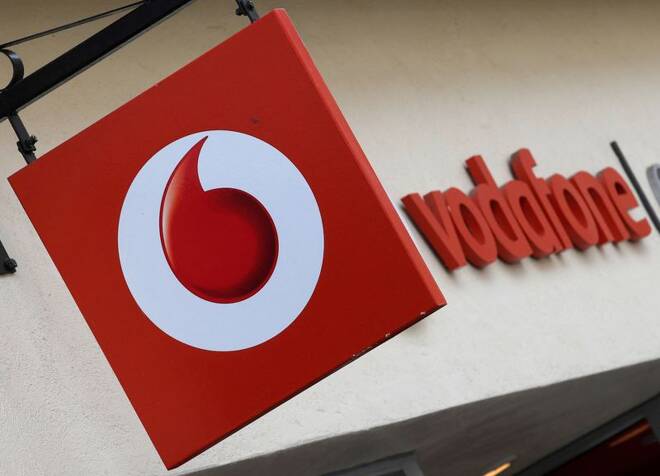 Il logo Vodafone presso una filiale a Oxford