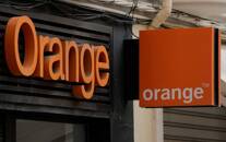 Il logo di Orange è visibile sulla facciata di un negozio a Ronda, Spagna