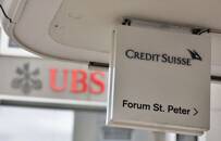 I loghi delle banche svizzere UBS e Credit Suisse a Zurigo