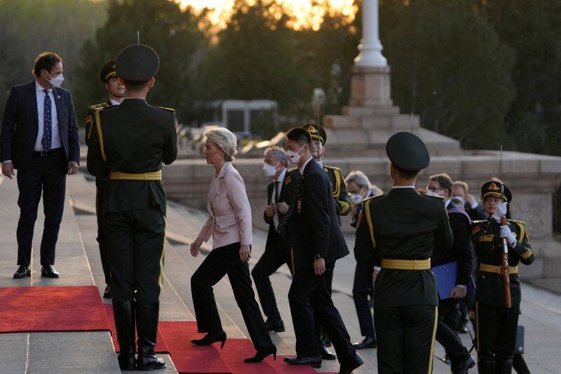 La presidente della Commissione europea Ursula von der Leyen arriva presso la Grande Sala del Popolo di Pechino, in Cina.