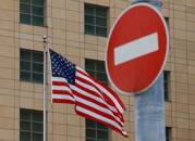 La bandiera nazionale statunitense sventola davanti all'ambasciata degli Stati Uniti a Mosca