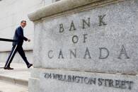 Il governatore di Bank of Canada Tiff Macklem cammina fuori dall'edificio della banca a Ottawa