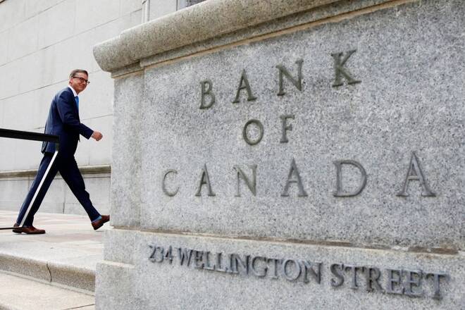 Il governatore di Bank of Canada Tiff Macklem cammina fuori dall'edificio della banca a Ottawa