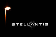 Il logo Stellantis presso uno stabilimento dell'azienda a Velizy-Villacoublay, vicino Parigi