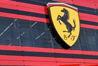 Il logo di Ferrari è visibile nella sede dell'azienda, a Maranello