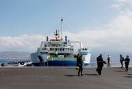 Un traghetto attracca al porto di Messina
