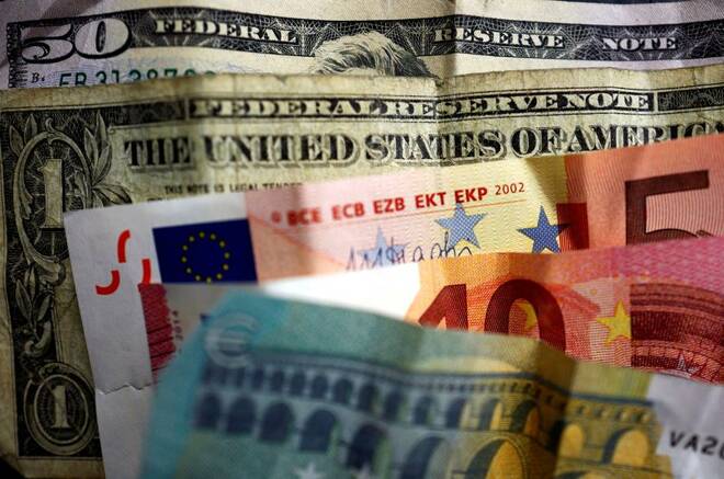 Banconote in euro e in dollari statunitensi