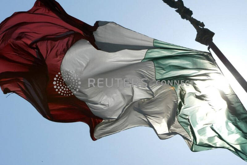 Una bandiera italiana sventola davanti all'Altare della Patria a Piazza Venezia a Roma