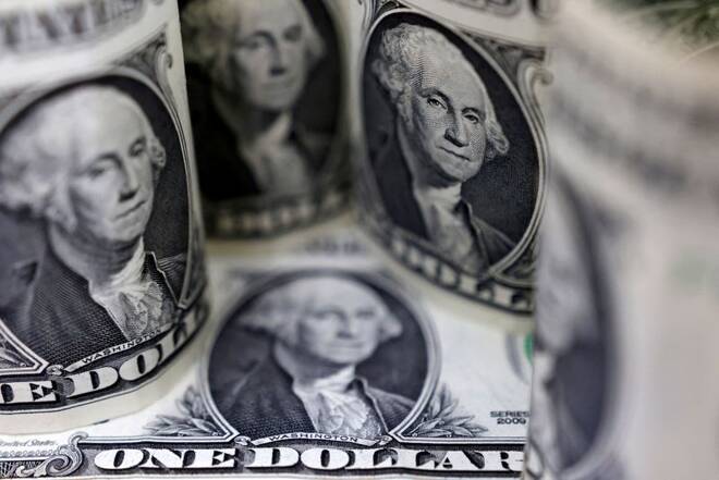الدولار يتراجع مقتربا من أدنى مستوى في 9 أشهر