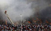 فرق الإطفاء والجيش يكافحون حريقا ضخما في مجمع للتسوق في بنجلادش
