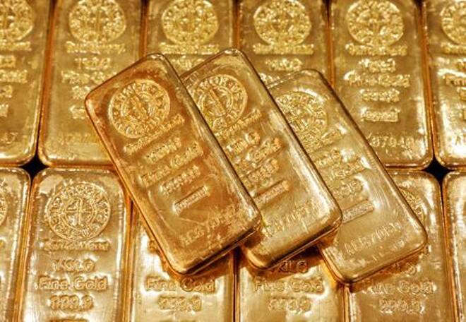 الذهب يرتفع قرب ذروة عدة أشهر مع نزول الدولار وعوائد السندات