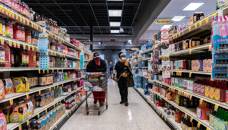ARCHIV: Käufer in einem Supermarkt in St. Louis, Missouri, USA, 4. April 2020. REUTERS/Lawrence Bryant