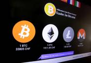 ARCHIV: Die Wechselkurse und Logos von Bitcoin (BTH), Ethereum (ETH), Litecoin (LTC) und Monero (XMR) auf dem Display eines Kryptowährungs-Automaten in Zürich, Schweiz, 25. Juni 2021. REUTERS/Arnd Wiegmann