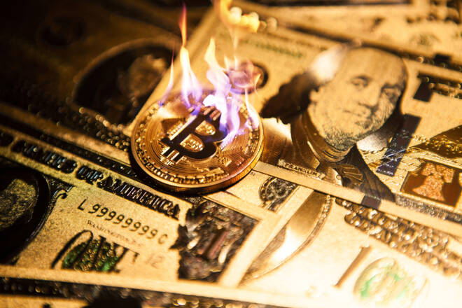 Brennender Bitcoin auf Dollar-Scheinen