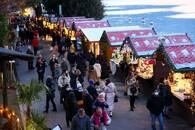 ARCHIV: Menschen besuchen den Weihnachtsmarkt in Montreux, Schweiz, 6. Dezember 2021. REUTERS/Denis Balibouse