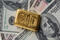 Goldbarren auf Dollarscheine