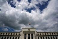 ARCHIV: Fahnen wehen über dem Hauptsitz der Federal Reserve an einem windigen Tag in Washington, USA, 26. Mai 2017. REUTERS/Kevin Lamarque