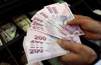 ARCHIV: Ein Geldwechsler zählt türkische Lira-Scheine in einer Wechselstube in Istanbul, Türkei, 16. Dezember 2014. REUTERS/Murad Sezer