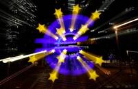 ARCHIV: Das Euro-Zeichen vor dem ehemaligen Sitz der Europäischen Zentralbank in Frankfurt, Deutschland, 9. April 2019. REUTERS/Kai Pfaffenbach