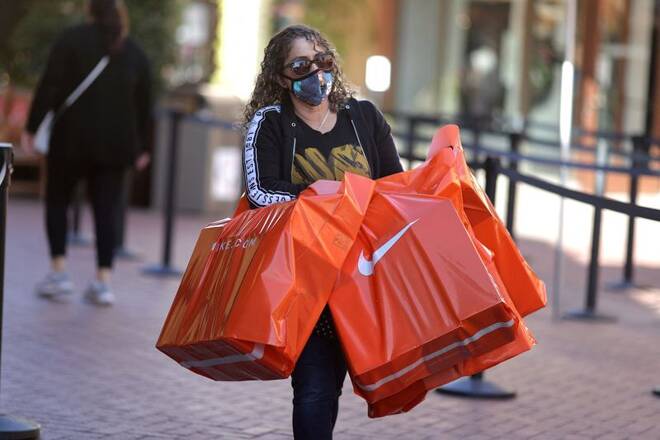 ARCHIV: Eine Frau mit Einkaufstaschen in der Citadel Outlet Mall in Commerce, Kalifornien, USA, 3. Dezember 2020. REUTERS/Lucy Nicholson