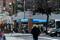 ARCHIV: Menschen gehen an einer Citi-Bankfiliale in New York City, USA, 17. März 2020, vorbei. REUTERS/Jeenah Moon