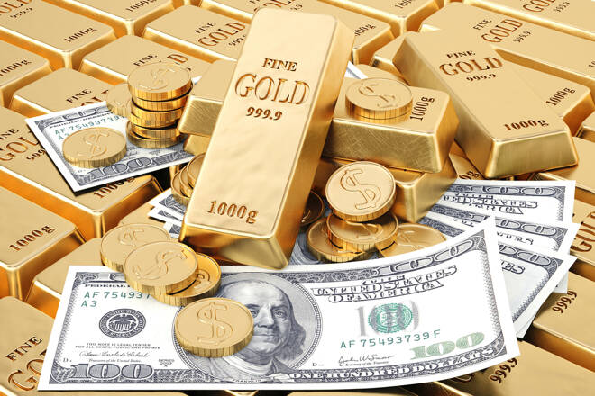 Goldbarren mit Münzen auf Dollarscheinen