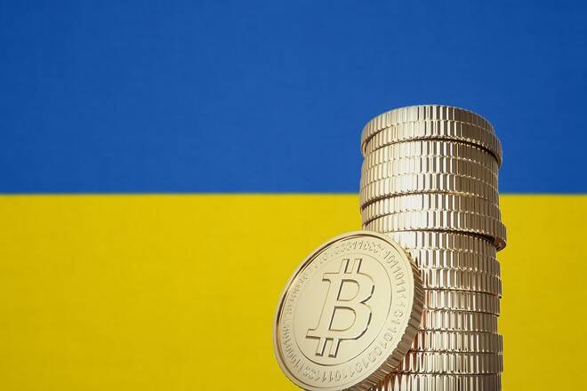 Bitcoin Stapel ukrainische Flagge