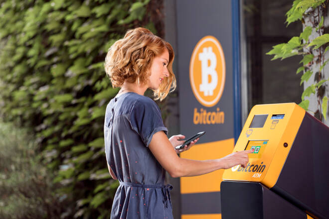 Frau an Bitcoin Automaten