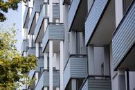 ARCHIV: Fassaden eines Mehrfamilienhauses im Bezirk Mitte in Berlin, Deutschland, 29. August 2019. REUTERS/Axel Schmidt