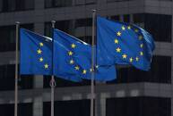 ARCHIV: Flaggen der Europäischen Union vor dem Sitz der Europäischen Kommission in Brüssel, Belgien, 10. April 2019. REUTERS/Yves Herman