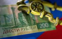 ARCHIV: Ein Modell der Erdgaspipeline ist auf einer russischen Rubel-Banknote und einer Flagge abgebildet.