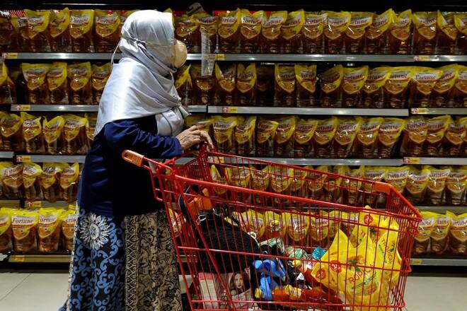 Eine Frau in einem Supermarkt vor einem Regal mit Palmöl in Jakarta, Indonesien, 27. März 2022. REUTERS/Willy Kurniawan