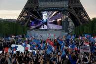 Anhänger des französischen Präsidenten Emmanuel Macron in der Nähe des Eiffelturms auf dem Champs de Mars in Paris, Frankreich, 24. April 2022. REUTERS/Benoit Tessier