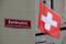 ARCHIV: Die Schweizer Nationalflagge flattert hinter einem Schild auf dem Bundesplatz in Bern, Schweiz