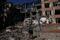 Ein Mitarbeiter der Staatsanwaltschaft für Kriegsverbrechen begutachtet die Schäden, die durch den nächtlichen Beschuss eines Gebäudes entstanden sind, Charkiw, Ukraine, 21. Juni 2022. REUTERS/Leah Millis